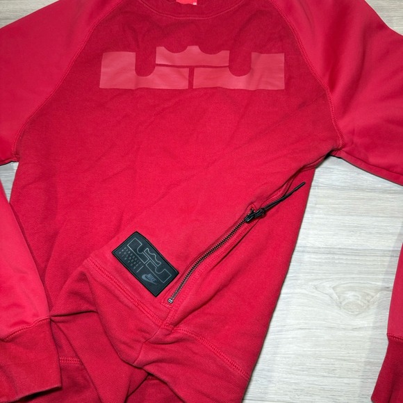 Nike Mens Lebron‎ James Size S Crew Sweatshirt Virescit Vulnere Zip Pocket Red - Picture 2 of 7